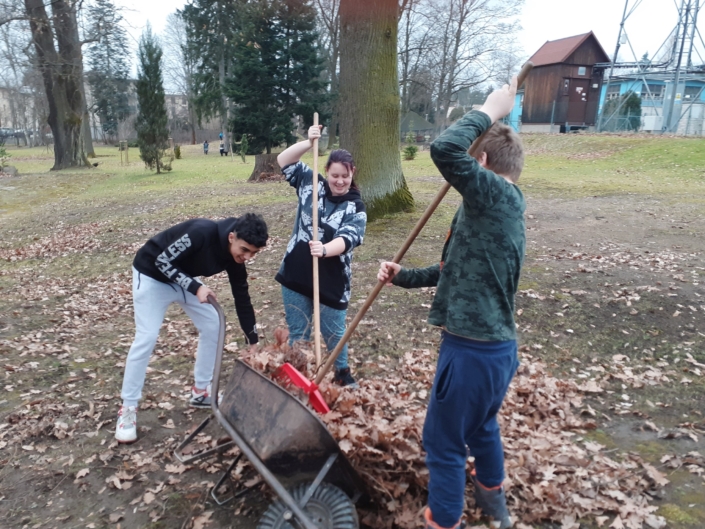 Podzim nám přinesl práci na zahradě, dáme ruce dohromady a za chvíli je listí shrabané