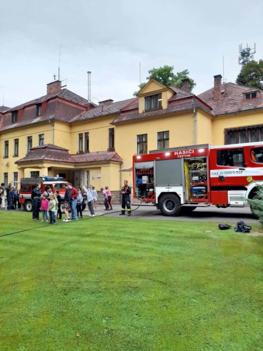 Návštěva dobrovolných hasičů z Těptína, ukázka techniky a stříkání z hasičské hadice